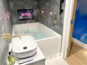 Cloud9 Holiday Accommodation- 2 Bedroom self contained garden flat - Luxury bath, Netflix, Superfast Wifi, Parking included